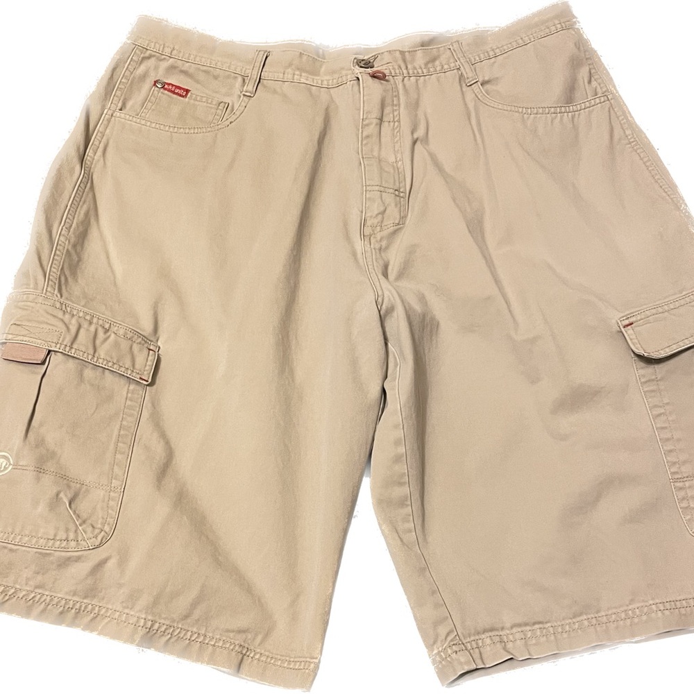 💙MAKE AN OFFER! Men Cargo Shorts. Khaki.  Size 40 waist. Good Condition. Clean❗️